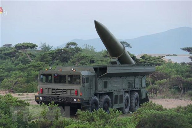 Tên lửa tầm ngắn của Triều Tiên trên bệ phóng di động tại bán đảo Hodo, gần thị trấn ven biển Wonsan ngày 25/7/2019.