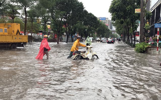 Ngày hôm qua, 3/8,  mưa to khiến nhiều tuyến phố của Hà Nội ngập sâu.