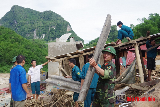 Lực lượng vũ trang giúp đỡ nhân dân bản Sa Ná (Quan Sơn - Thanh Hoá) khắc phục hậu quả sau cơn lũ dữ ngày 3/8 (Nguồn: baothanhhoa.vn)