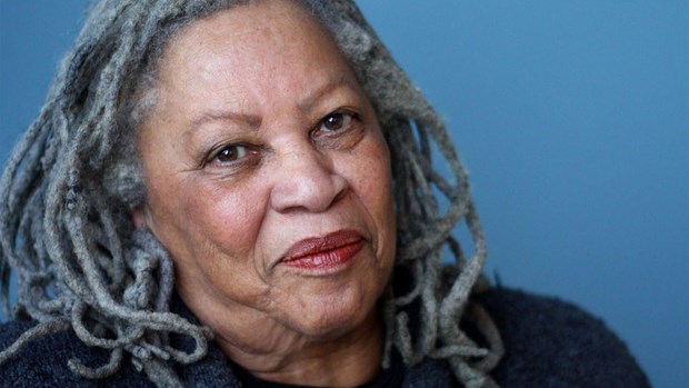 Nữ văn sỹ da màu Toni Morrison.