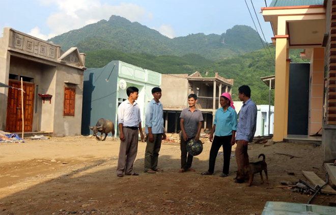 Những ngôi nhà xây mới khang trang ở khu định cư mới Noong Mi, bản Tủ, xã Sơn Lương.