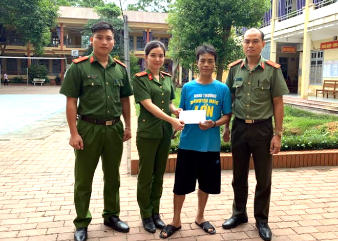 Đại diện Chi đoàn Công an huyện Trấn Yên trao tiền ủng hộ anh Hà Văn Cọ.