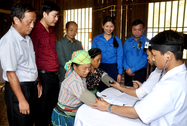Các bác sỹ thuộc Hội Thầy thuốc trẻ tỉnh thăm khám bệnh cho người dân tại xã Cát Thịnh, huyện Văn Chấn.