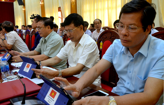 Hội nghị Ban Chấp hành Đảng bộ tỉnh Yên Bái lần thứ 26, các đại biểu sử dụng công nghệ thông tin để biểu quyết thông qua Nghị quyết kỳ họp.