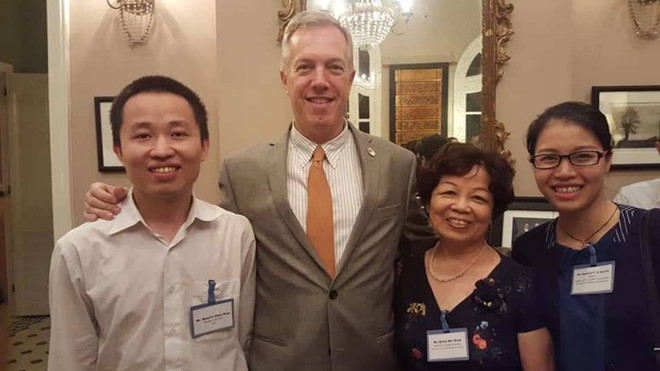 Kỹ sư Nam (trái) cùng mẹ (thứ hai từ phải qua) và cựu đại sứ Mỹ tại Việt Nam Ted Osius.