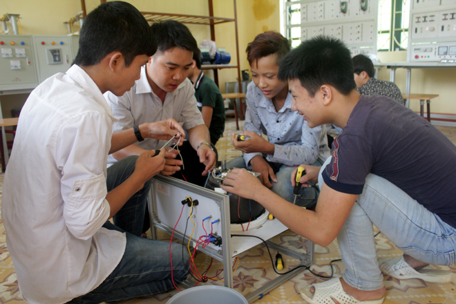 Học sinh Trường THPT Hoàng Văn Thụ, huyện Lục Yên học nghề điện dân dụng để tìm kiếm việc làm sau học nghề.