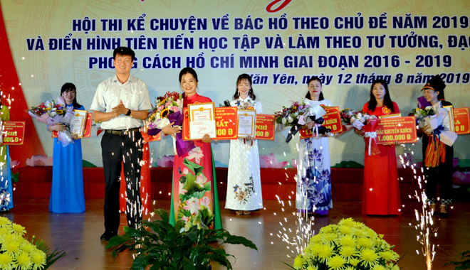Lãnh đạo Huyện ủy Văn Yên trao giải Nhất cho thí sinh Nguyễn Thị Ngần, Chi bộ Trường THPT Nguyễn Lương Bằng
