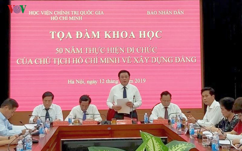 Giáo sư, Tiến sĩ Nguyễn Xuân Thắng, Bí thư Trung ương Đảng, Giám đốc Học Viện Chính trị Quốc gia Hồ Chí Minh phát biểu tại buổi tọa đàm.