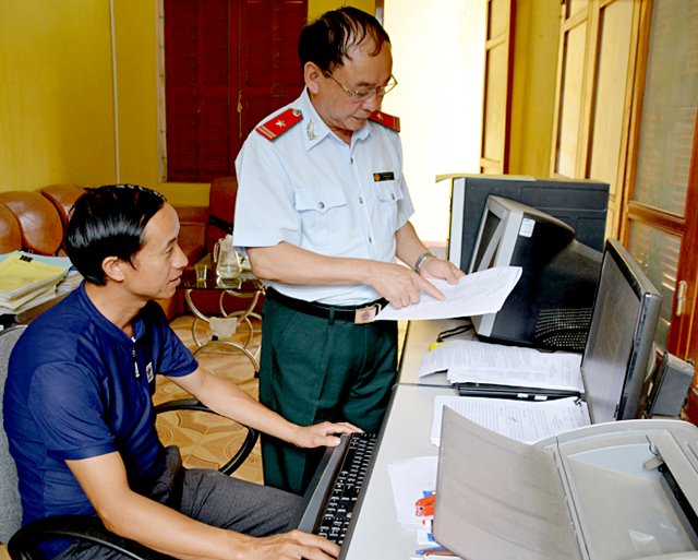 Lãnh đạo Cơ quan Kiểm tra - Thanh tra huyện Trạm Tấu trao đổi nghiệp vụ chuyên môn với cán bộ. Ảnh: Nguyễn Giang
