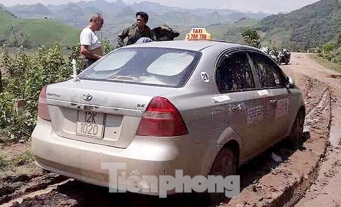 Chiếc xe taxi được tìm thấy ở đoạn đường vắng, sình lầy