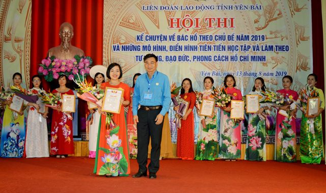 Đồng chí Nguyễn Chương Phát - Chủ tịch LĐLĐ tỉnh trao giải Nhất cho thí sinh Nguyễn Thị Hoa