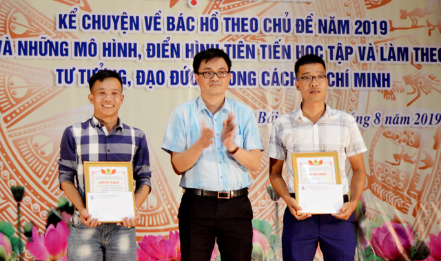 Đồng chí Bùi Minh Đức - Phó Tổng biên tập Báo Yên Bái trao giải Nhì cho các tác giả đạt giải
