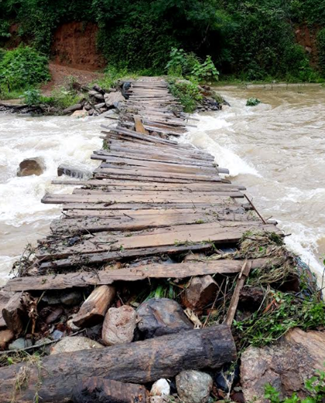 An Lương nghiêm cấm người dân qua lại những cây cầu này khi có nước lớn.