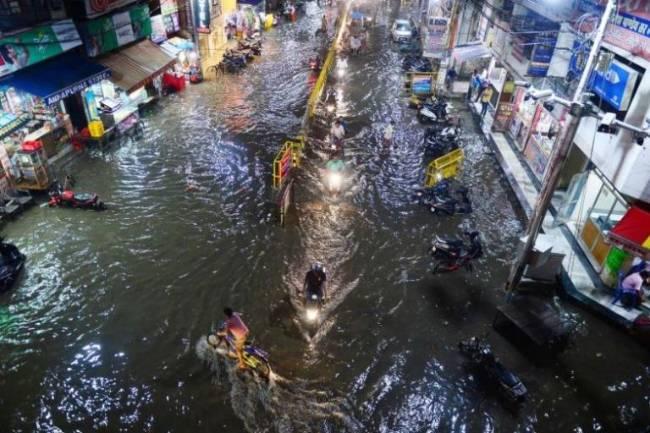 Cảnh ngập lụt tại thành phố Allahabad của Ấn Độ trong ngày 13.8