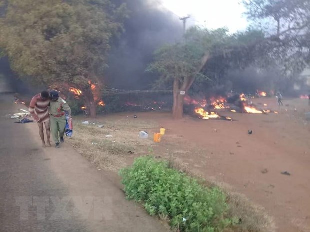 Hiện trường vụ nổ xe chở dầu tại khu vực Morogoro, Tanzania, ngày 10/8/2019.