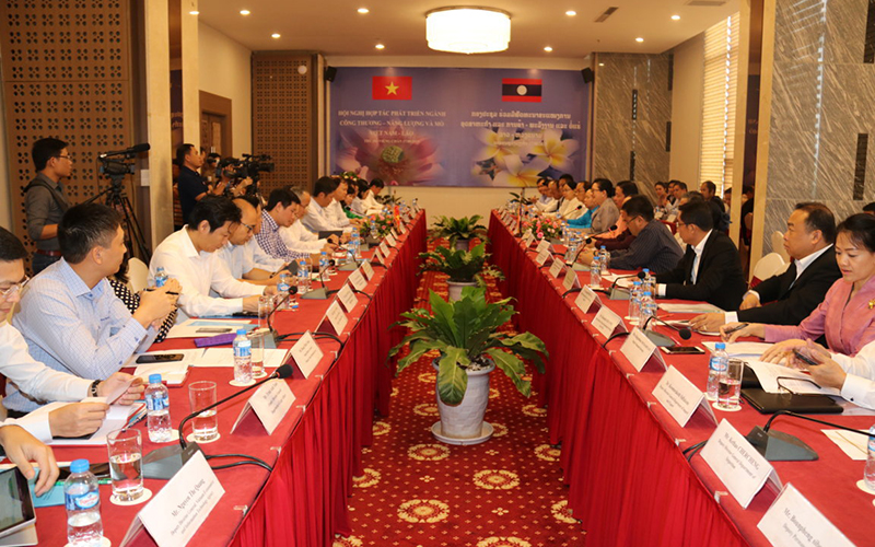 Hội nghị hợp tác phát triển giữa Bộ Công thương Việt Nam  và Bộ Công thương Lào, chiều 17-8.