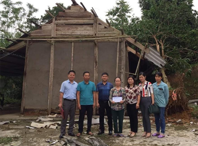 Lãnh đạo Công đoàn Các khu công nghiệp tỉnh trao hỗ trợ cho đoàn viên thuộc CĐCS Công ty TNHH Hapaco Yên Sơn bị thiệt hại do mưa lũ.