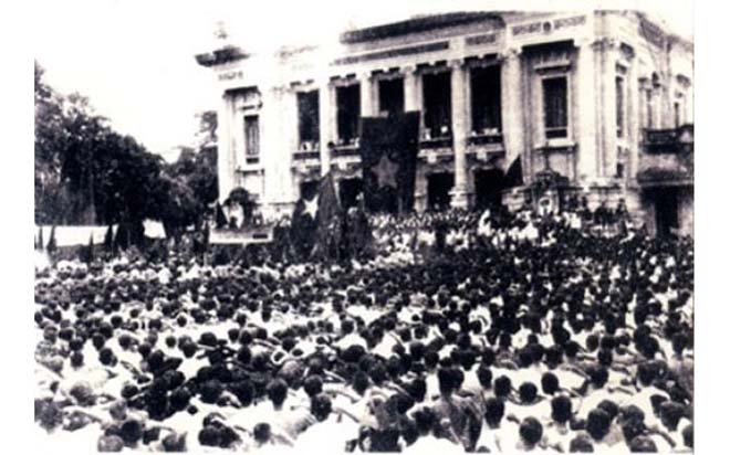 Cuộc mít-tinh phát động khởi nghĩa giành chính quyền do Mặt trận Việt Minh tổ chức tại Nhà hát Lớn Hà Nội ngày 19-8-1945. (Ảnh tư liệu)