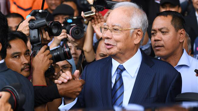 Cựu Thủ tướng Najib Razak rời toàn án ở Kuala Lumpur ngày 12/12/2018.