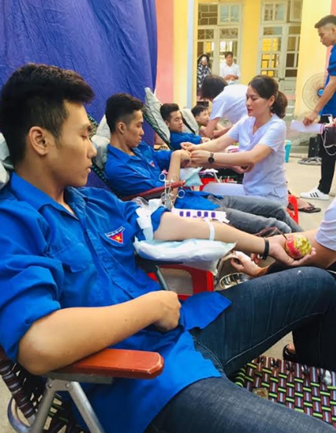 Đoàn viên thanh niên thị xã Nghĩa Lộ tích cực tham gia hiến máu tình nguyện.