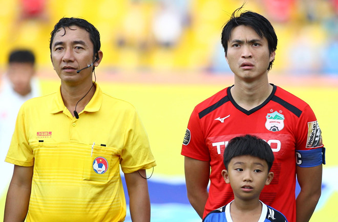 Trợ lý Nguyễn Trung Nam (trái) mắc sai sót trong bàn thua của HAGL.