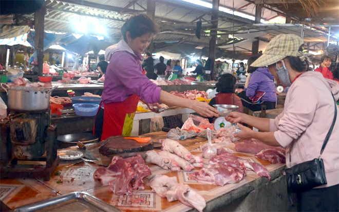 Tại các chợ trên địa bàn tỉnh, sức mua thịt lợn của người dân có giảm nhẹ so với trước.