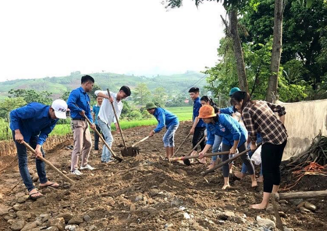 Đoàn viên thanh niên huyện Văn Chấn tham gia tu sửa, san gạt đường tại xã Sơn Thịnh.