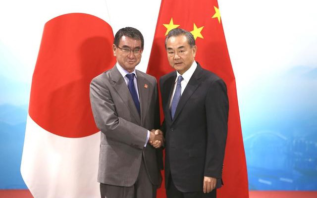 Ngoại trưởng Nhật Bản Taro Kono (bên trái) và Ngoại trưởng Trung Quốc Vương Nghị (bên phải).
