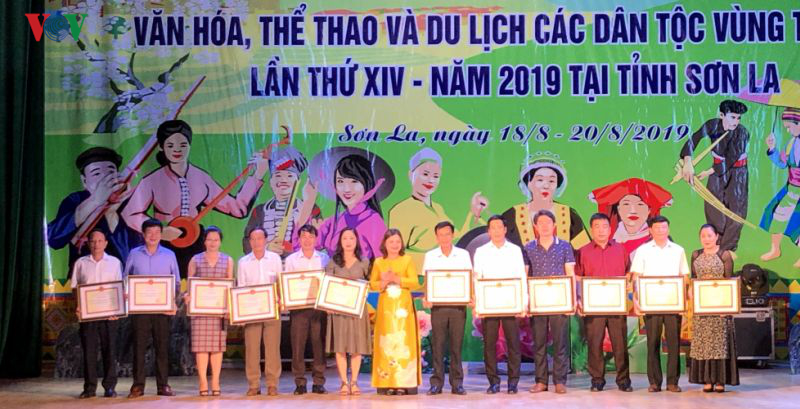 Bà Nguyễn Thị Hải Nhung thừa ủy quyền của Bộ trưởng Bộ Văn hóa, Thể thao và Du lịch trao bằng khen cho các tập thể, cá nhân.