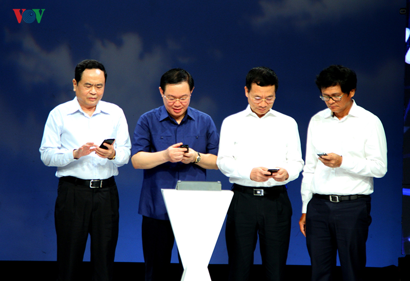 Phó Thủ tướng Vương Đình Huệ (Thứ 2 từ trái sang) nhắn tin ủng hộ người nghèo.