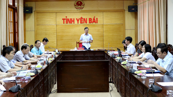 Đồng chí Dương Văn Tiến - Phó Chủ tịch UBND tỉnh, Trưởng ban Chỉ đạo xây dựng kỷ yếu phát biểu tại Hội thảo.