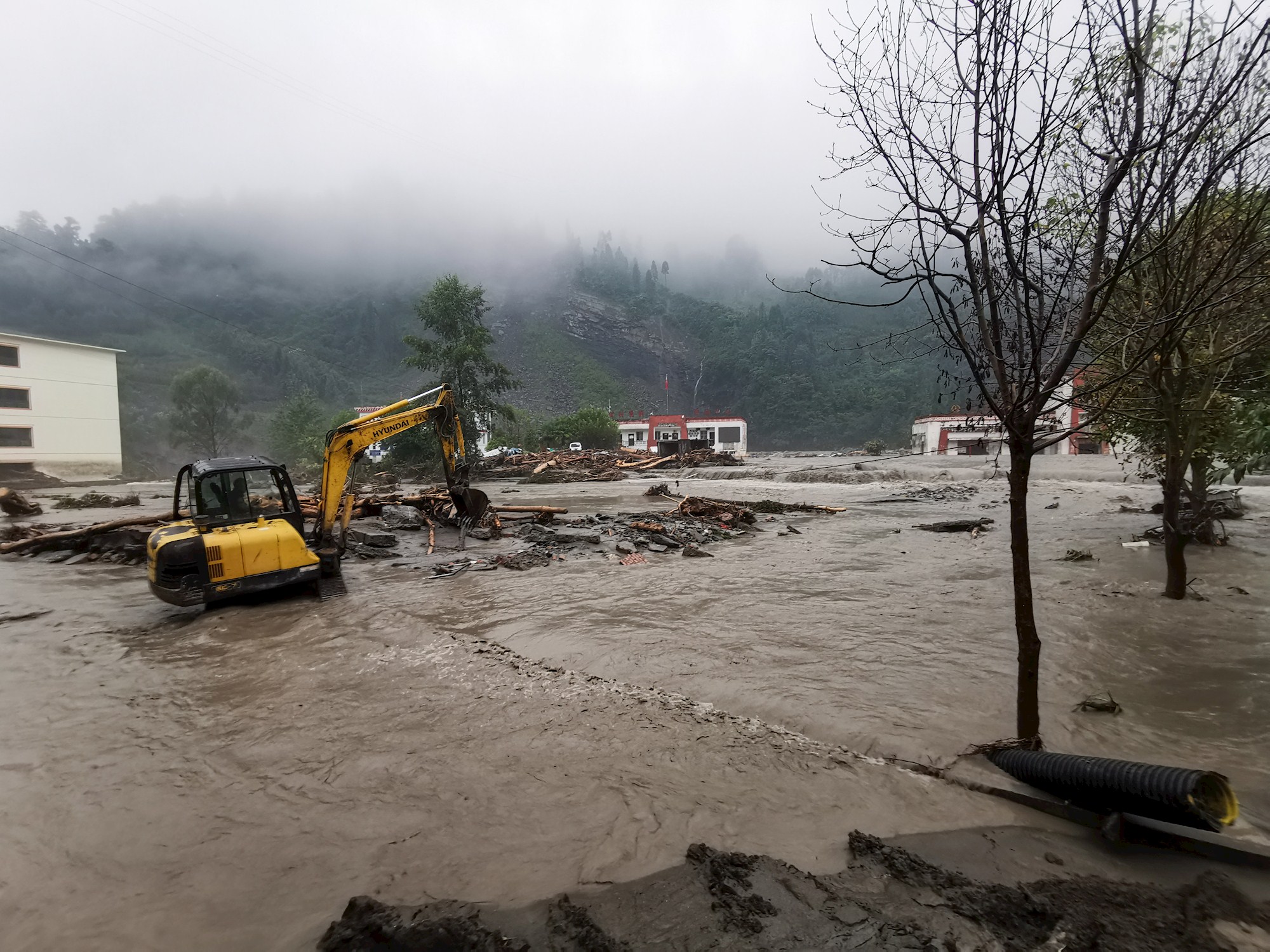 Mưa lớn gây ngập úng, sạt lở đất ở tỉnh Tứ Xuyên.