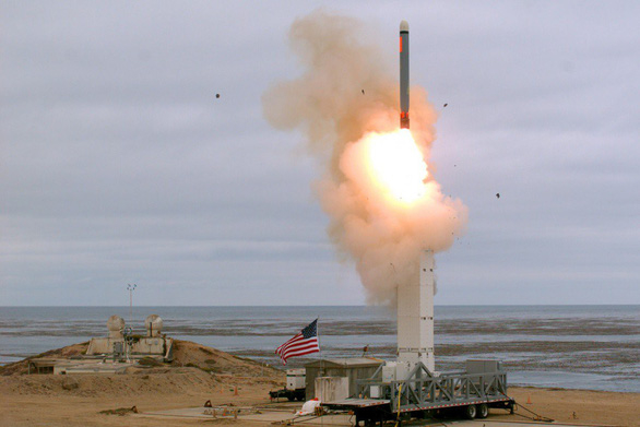 Tên lửa hành trình tầm trung được bắn từ một bệ phóng di động trên đảo San Nicolas của California.