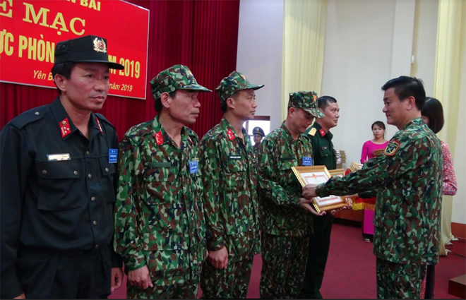 Đồng chí Nguyễn Chiến Thắng - Phó Chủ tịch UBND tỉnh, Trưởng ban Chỉ đạo diễn tập tỉnh trao bằng khen của Chủ tịch UBND tỉnh cho các tập thể, cá nhân.