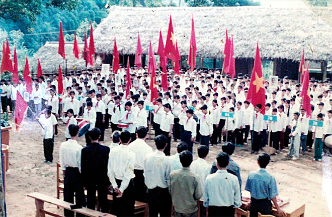 Giờ chào cờ của thầy và trò Trường Trung học phổ thông Hồng Quang năm học 1999 - 2000.