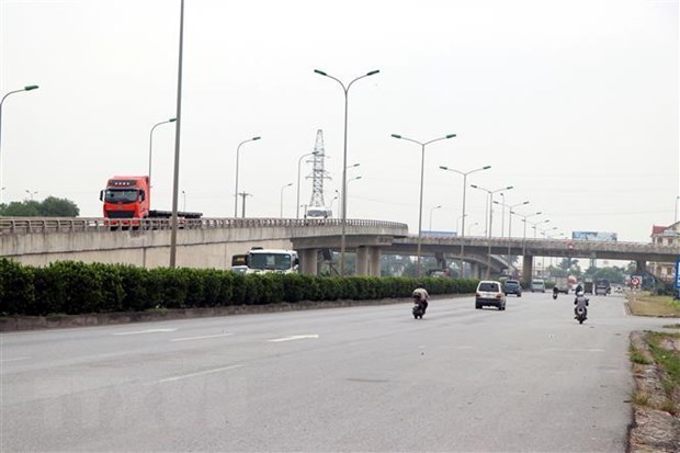 Nút giao lập thể tại điểm giao cắt giữa đường sắt Hà Nội-Hải Phòng, Quốc lộ 5 và đường 390.