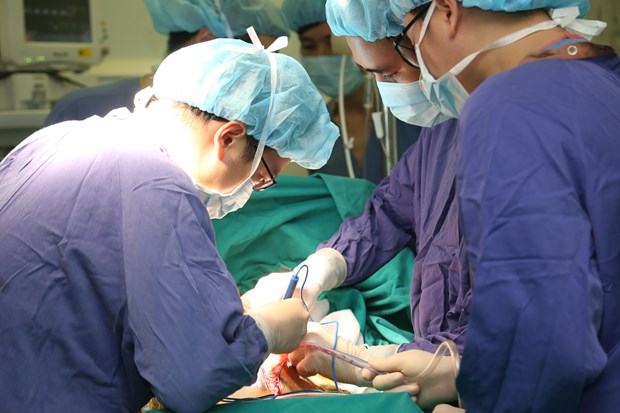 Các bác sỹ thực hiện một ca ghép tạng tại Bệnh viện Hữu nghị Việt Đức.