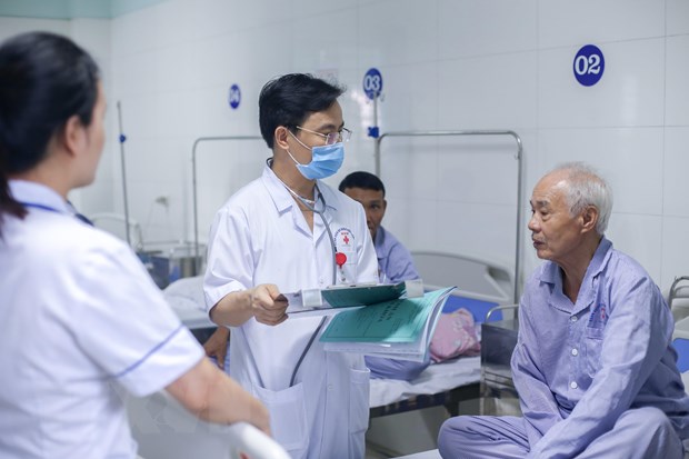 Bác sỹ Bệnh viện Đa khoa Hữu nghị 103 tư vấn, theo dõi tình hình sức khỏe cho bệnh nhân.