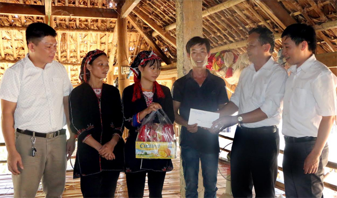 Ban Giám hiệu nhà trường cùng thầy giáo chủ nhiệm đến thăm, động viên gia đình em Đặng Thu Hà - học sinh có hoàn cảnh khó khăn ở xã Trung Tâm.