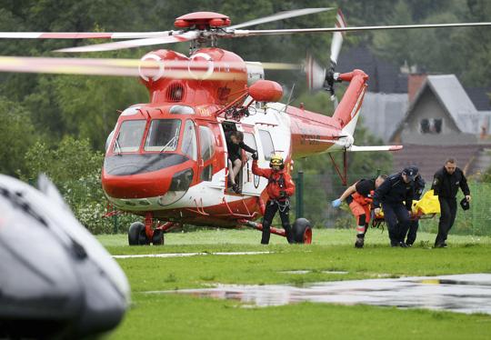 Trực thăng vận chuyển người bị thương đi cấp cứu.