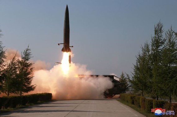 Hình ảnh một vụ phóng tên lửa trên sóng truyền hình của Triều Tiên ngày 26-7-2019.