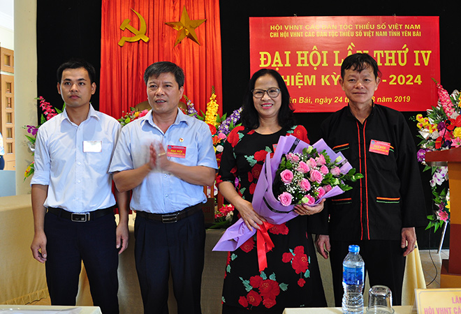 Họa sĩ Nguyễn Đình Thi - Chủ tịch Hội Liên hiệp Văn học nghệ thuật tỉnh tặng hoa chúc mừng Ban chấp hành Chi hội khóa IV