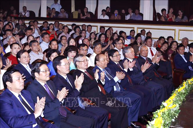 Thủ tướng Nguyễn Xuân Phúc, Thường trực Ban Bí thư Trần Quốc Vượng và các đồng chí lãnh đạo Đảng, Nhà nước dự chương trình.