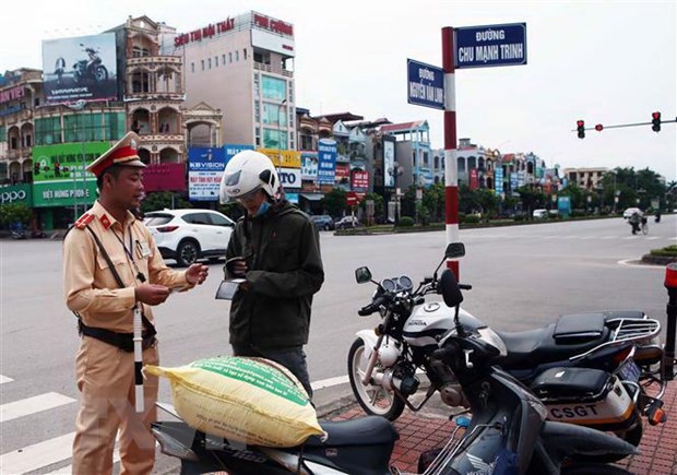 Lực lượng cảnh sát giao thông thành phố Hưng Yên kiểm tra và xử phạt chủ phương tiện vi phạm giao thông.