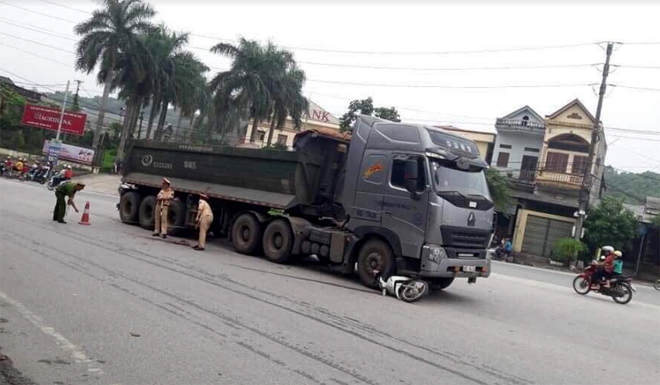 Hiện trường vụ tai nạn xảy ra ngày 26/7/2019 tại ngã ba km 12 khiến người điều khiển xe mô tô tử vong, 2 người khác trên xe bị thương.
