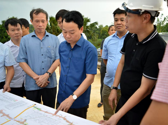 Đồng chí Đỗ Đức Duy - Phó Bí thư Tỉnh ủy, Chủ tịch UBND tỉnh cùng lãnh đạo Sở Giao thông - Vận tải kiểm tra bình đồ tổng thể đường nối quốc lộ 32C với cao tốc Nội Bài - Lào Cai.