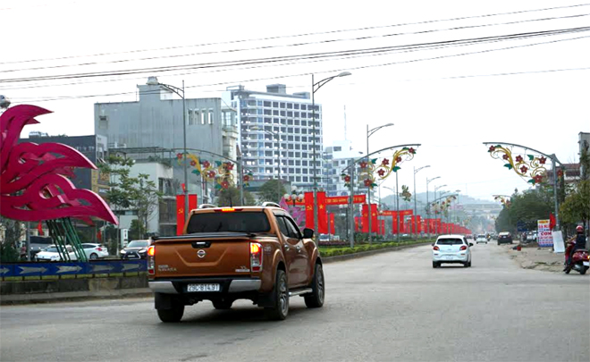 Một trong những tuyến phố xanh, sạch, đẹp của thành phố Yên Bái.