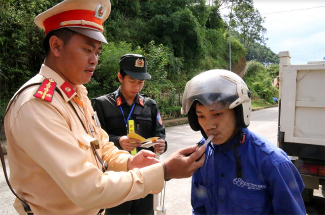 Lực lượng cảnh sát giao thông huyện Mù Cang Chải đo kiểm tra nồng độ cồn người điều khiển phương tiện.