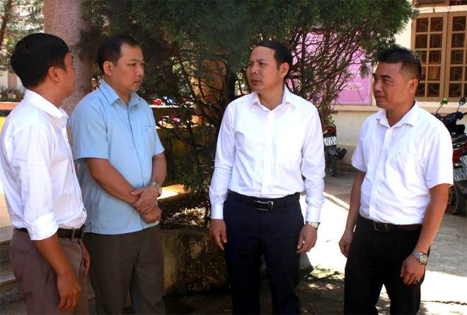 Đồng chí Trần Ngọc Luận - Chủ tịch UBND huyện Trạm Tấu ( thứ 2 từ phải qua trái) trao đổi với lãnh đạo xã Trạm Tấu về tình hình phát triển kinh tế - xã hội tại địa phương.