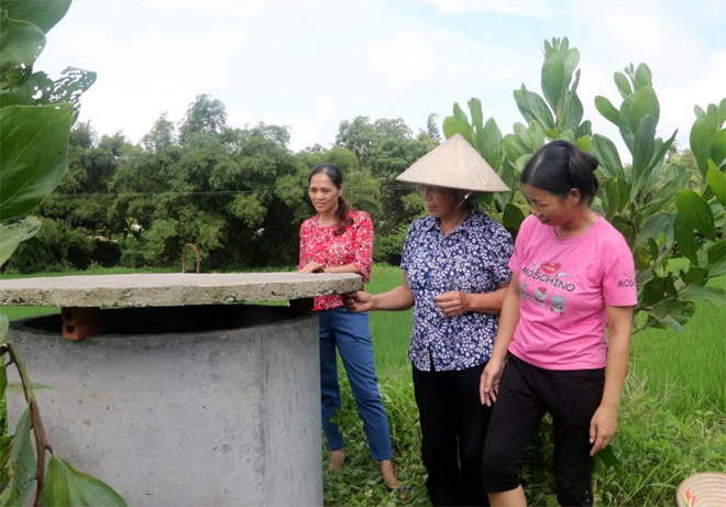 Hội viên Chi hội Phụ nữ thôn Làng Ngần, xã Vũ Linh, huyện Yên Bình thực hiện tốt việc thả vỏ thuốc bảo vệ thực vật, túi nilon vào bể chứa rác ngoài đồng.